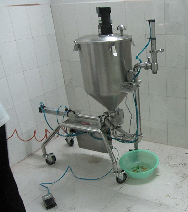 星格醬料灌裝機走進連云港茂揚調味品(圖1)