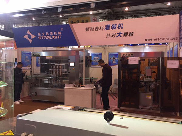 廣州星格在成都糖酒會展示最新產(chǎn)品-醬料灌裝機(圖1)