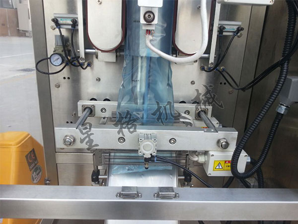 草莓醬料包裝機(jī)在食品行業(yè)的重要性(圖2) 草莓醬料包裝機(jī)在食品行業(yè)的重要性(圖2)