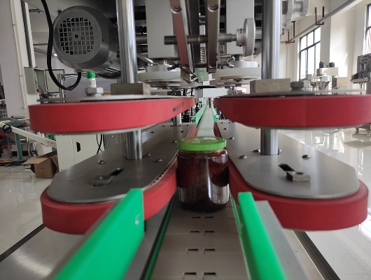 油辣子自動(dòng)灌裝生產(chǎn)線一直跟隨時(shí)代的腳步(圖1) 油辣子自動(dòng)灌裝生產(chǎn)線一直跟隨時(shí)代的腳步(圖1)